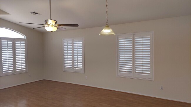 Foto del edificio - TERRIFIC FOUR BEDROOM PEORIA HOME WITH A POOL!