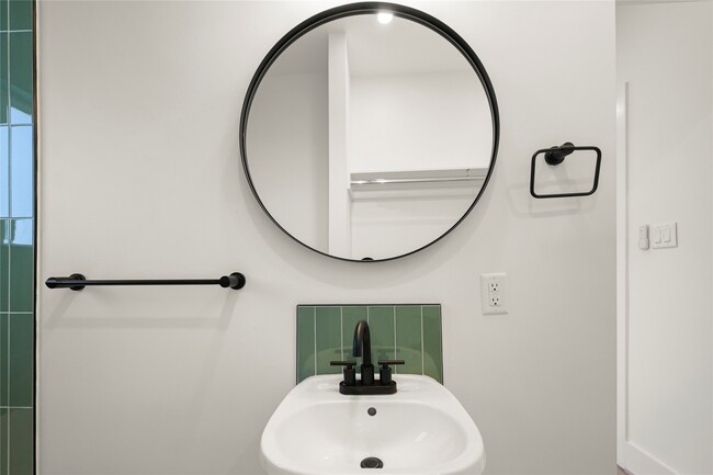 Building Photo - 808 Sul Ross St