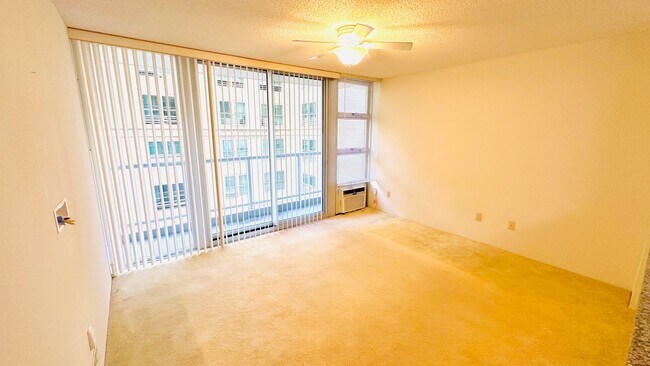 Foto del edificio - Diamond in the rough 1 bedroom with den in Honolulu!