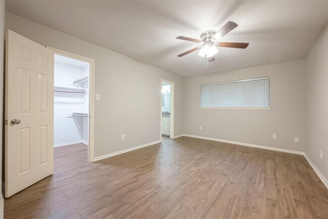 Building Photo - 1406 Pinecroft Dr