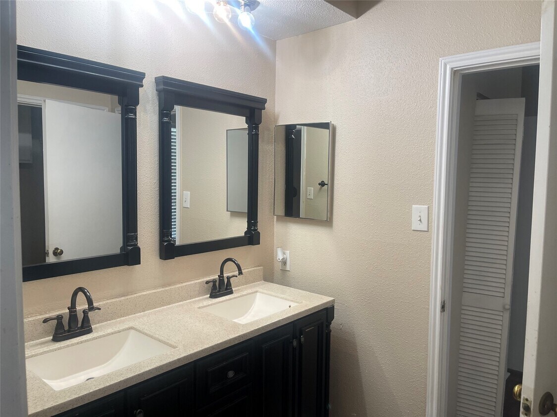 Building Photo - 2121 El Paseo St