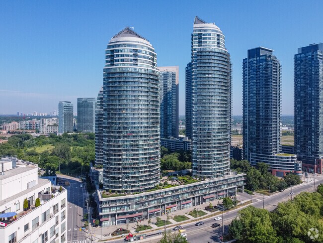 Photo du bâtiment - 2230 Lakeshore Blvd W