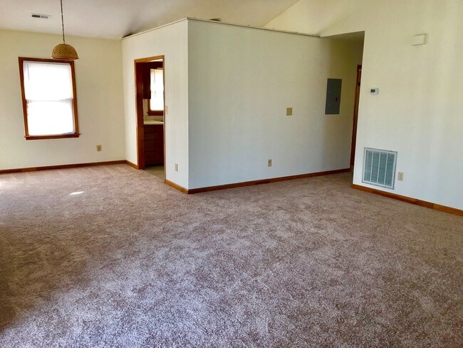 Building Photo - Incredibly Spacious 4 BR House w/ Bonus Ro...