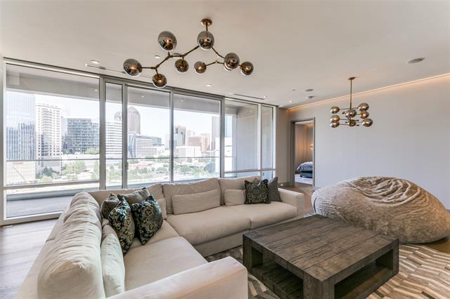 Foto del edificio - 2408 Victory Park Ln