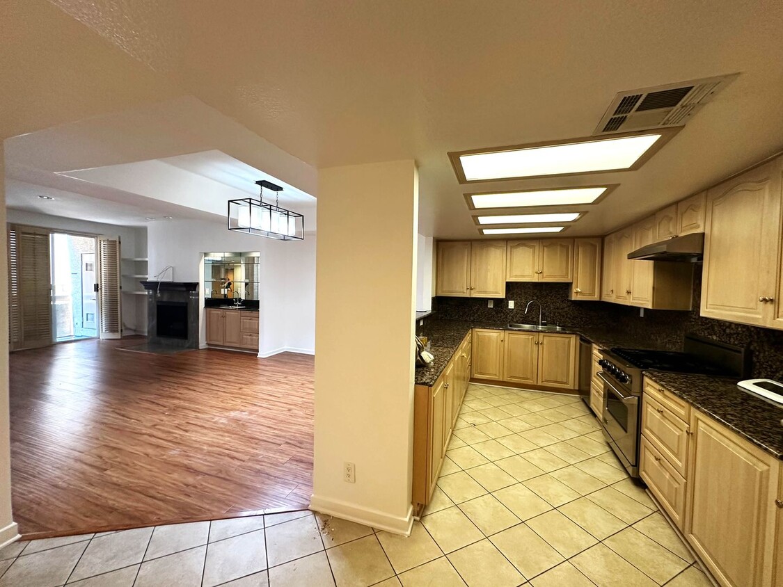 Foto principal - Spacious 2 bedroom condo in West LA