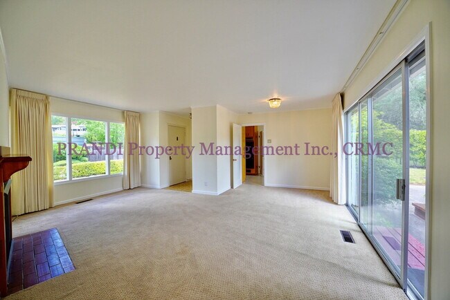 Foto del edificio - San Anselmo Home On Corner Lot, Nearby Sch...
