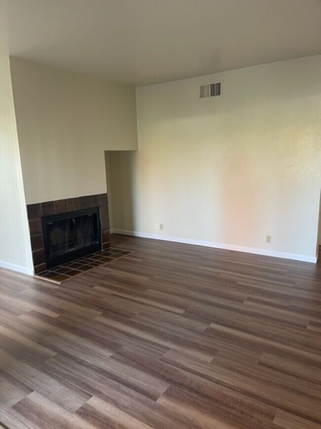 Building Photo - 2 Bedroom Ground Floor Condo in Beautiful ...