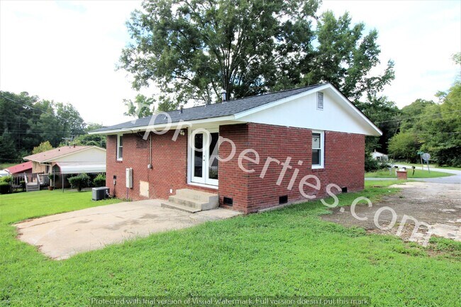 Building Photo - 206 Sullivan St Greenwood, SC 29649