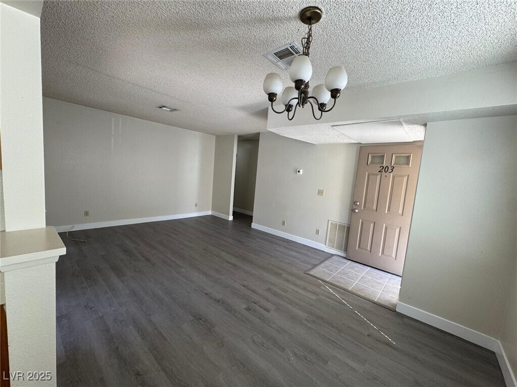 Foto principal - 4701 Nara Vista Way