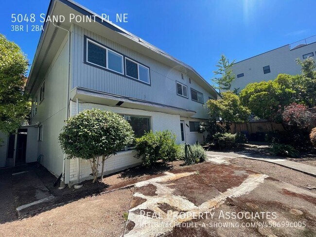 Building Photo - Pet Friendly -Triplex-ground floor unit in...