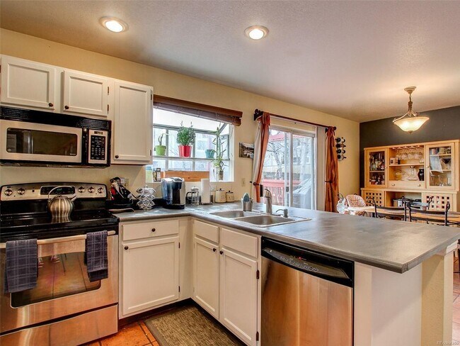 Building Photo - Spacious College Hills Home - 3 Bed, 3 Bath