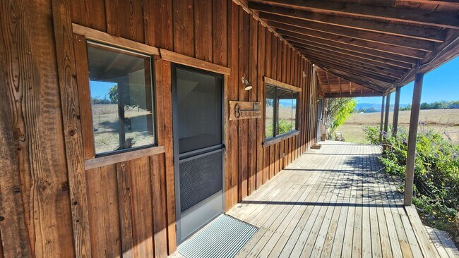 Foto del edificio - Stunning Redwood Farmhouse on 25 Acres, an...