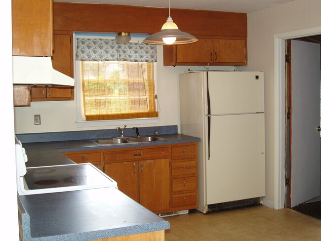 Building Photo - 4 Bedroom, 1 Level Living in Parkwood with...