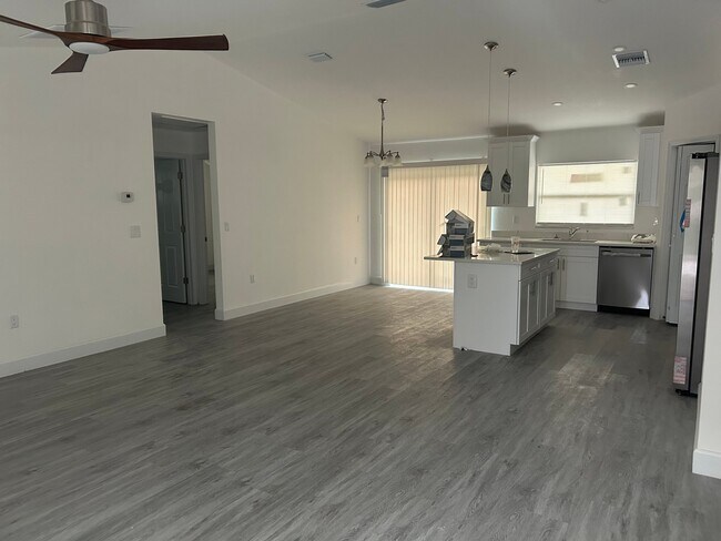 Building Photo - 414 Miramar Rd