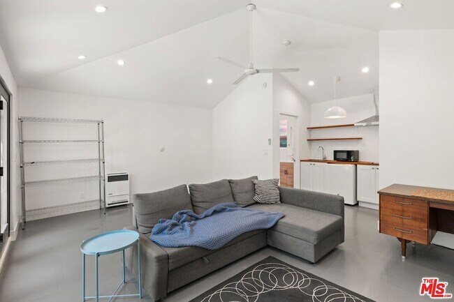 Foto del edificio - 8022 Regis Way