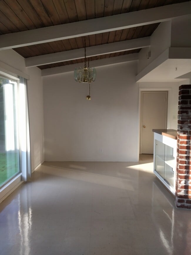 Building Photo - 805 Tully Rd