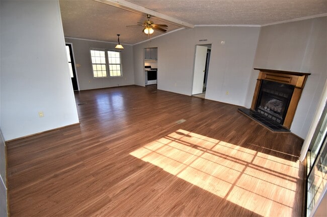 Building Photo - 3 Bedroom Pet Friendly Home For Rent in Th...