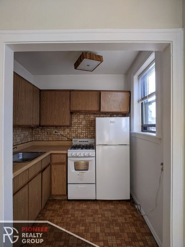 Building Photo - 739 W Belmont Ave
