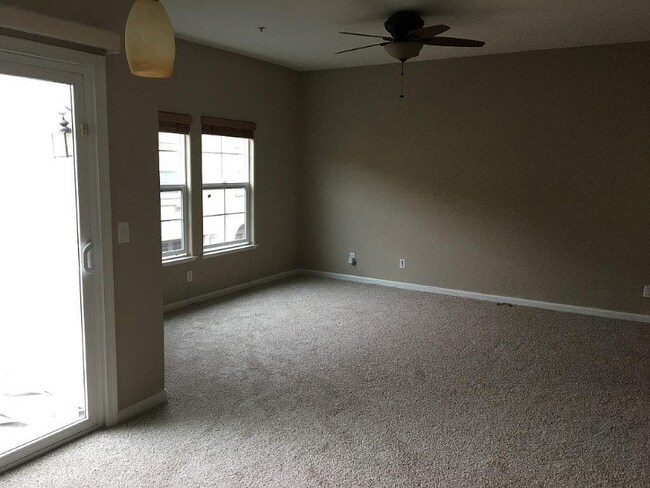 Building Photo - 3301 N Park Dr