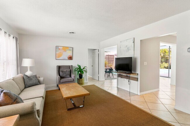 Foto del edificio - Fabulous 3 bed/ 2 bath Pool Home in South Sarasota ~ Coming March!