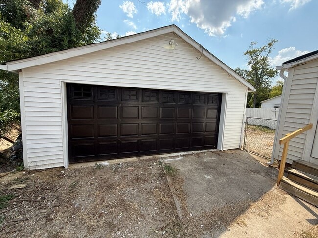 Building Photo - 905 Vanderburgh Ave