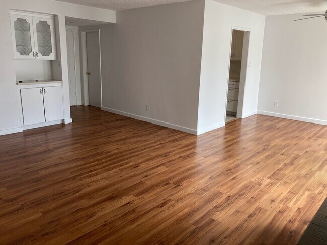 Entry with wood floors - 839 S Sherbourne Dr