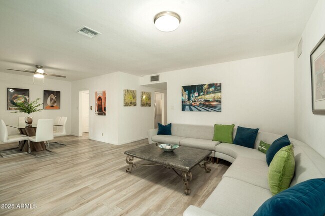 Foto del edificio - 3501 E Hazelwood St