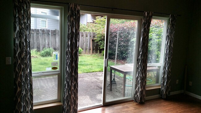 Deslizador hacia atrás - 4747 SW 1st Avenue