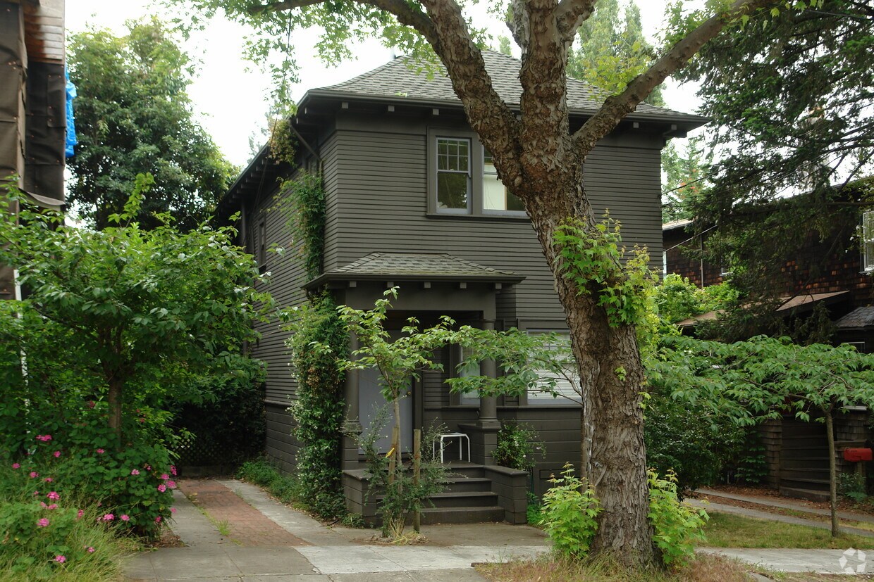 Building Photo - 2838 Derby St