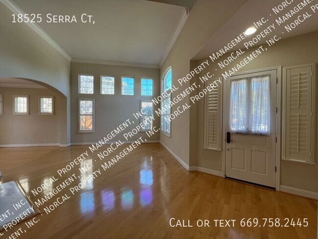 Foto del edificio - 18525 Serra Ct
