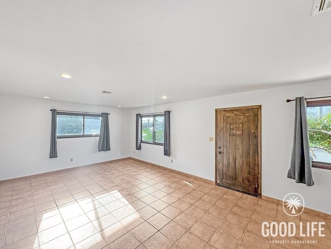 Foto del edificio - Rare Large Lot + Open Floorplan with Beautiful Artisting Styling