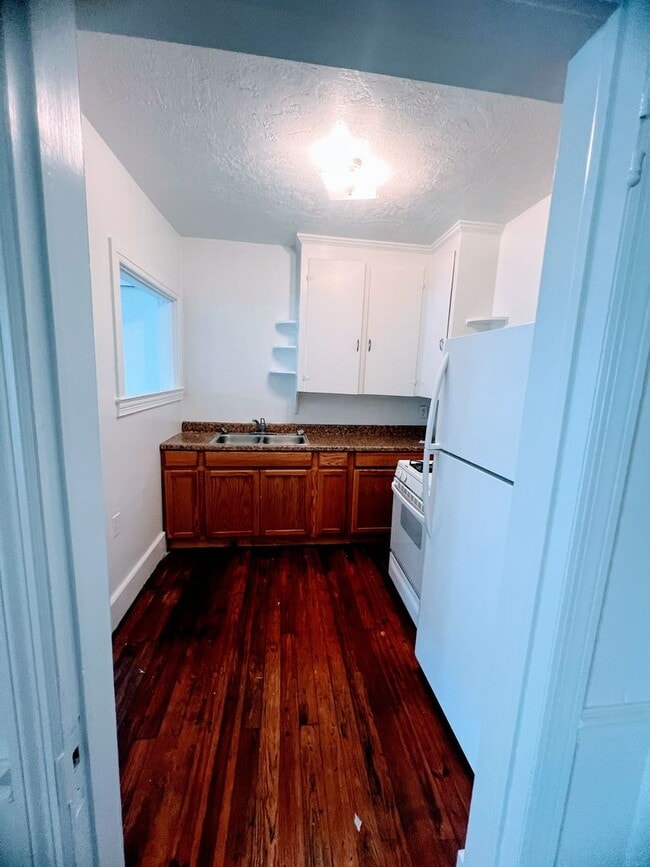 Building Photo - Cozy 2 Bedroom House with Fenced Courtyard...