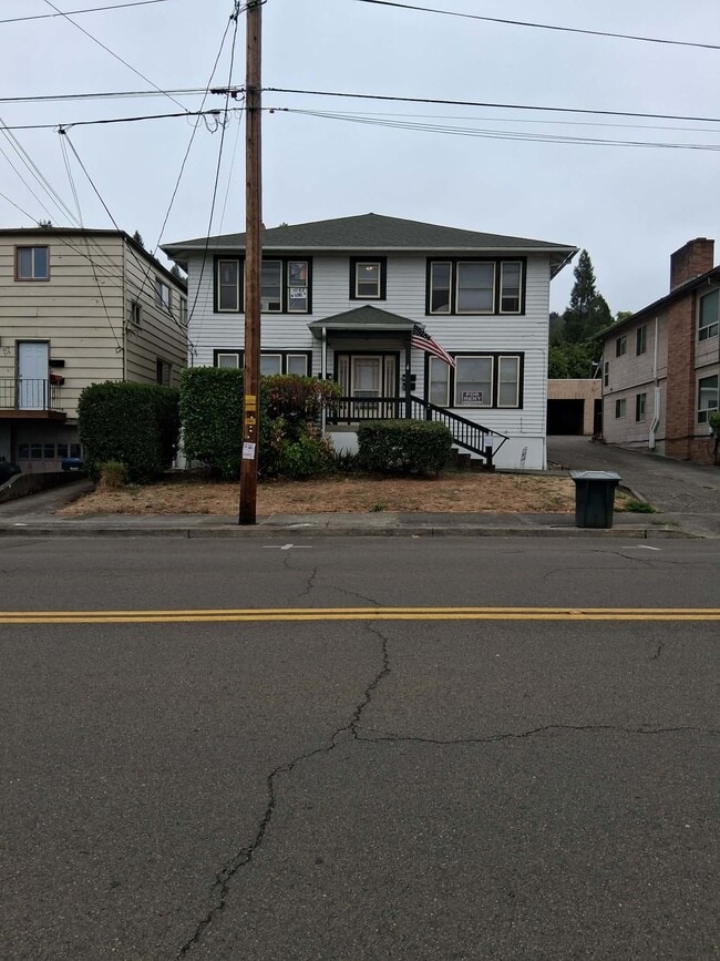 Building Photo - 721 SE Kane St