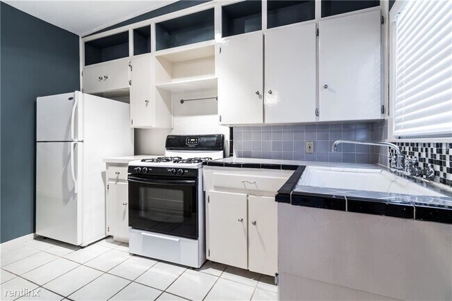 Building Photo - Studio, 1 bath  - 709 W 26th St Apt 8