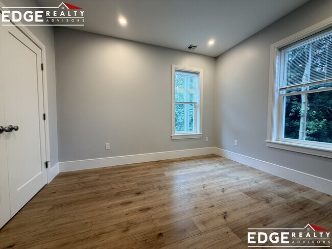 Building Photo - 124 Kenrick St