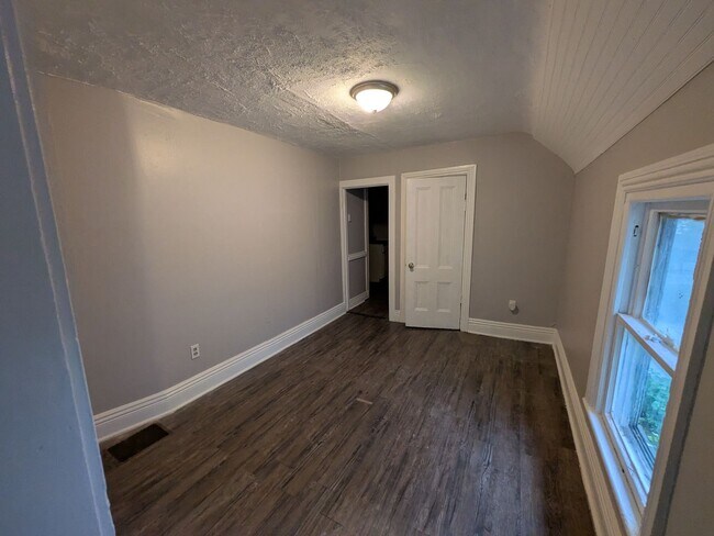 Foto del edificio - 353 Ravine Ave