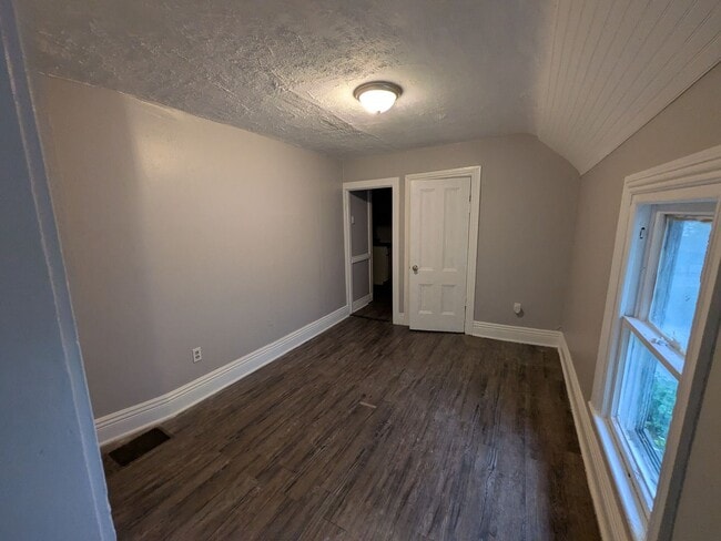 Building Photo - 353 Ravine Ave