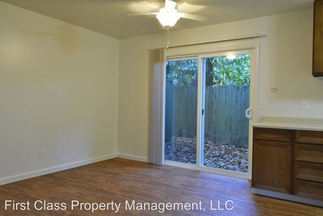 Foto del edificio - 3853 Lake Grove Ave