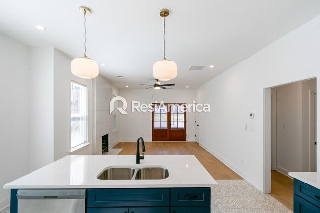 Building Photo - Stunning New Renovation in Midtown