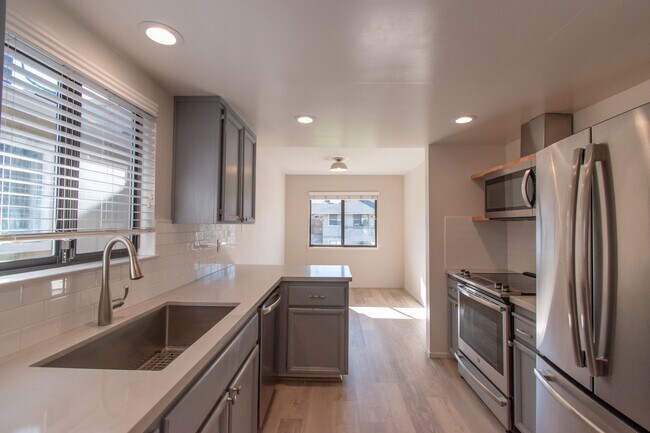 Building Photo - Light & bright southwest facing home in de...