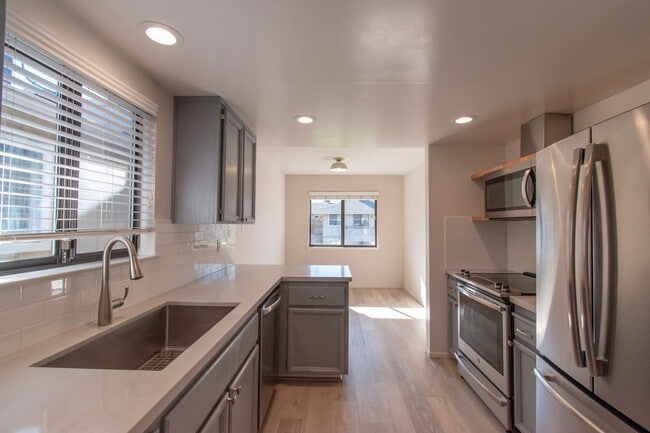 Foto del edificio - Light & bright southwest facing home in de...