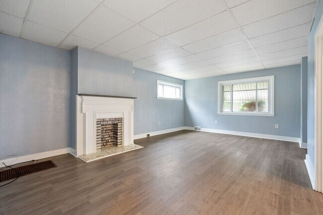 Building Photo - Recently Updated 3 Bedroom House In Penn H...