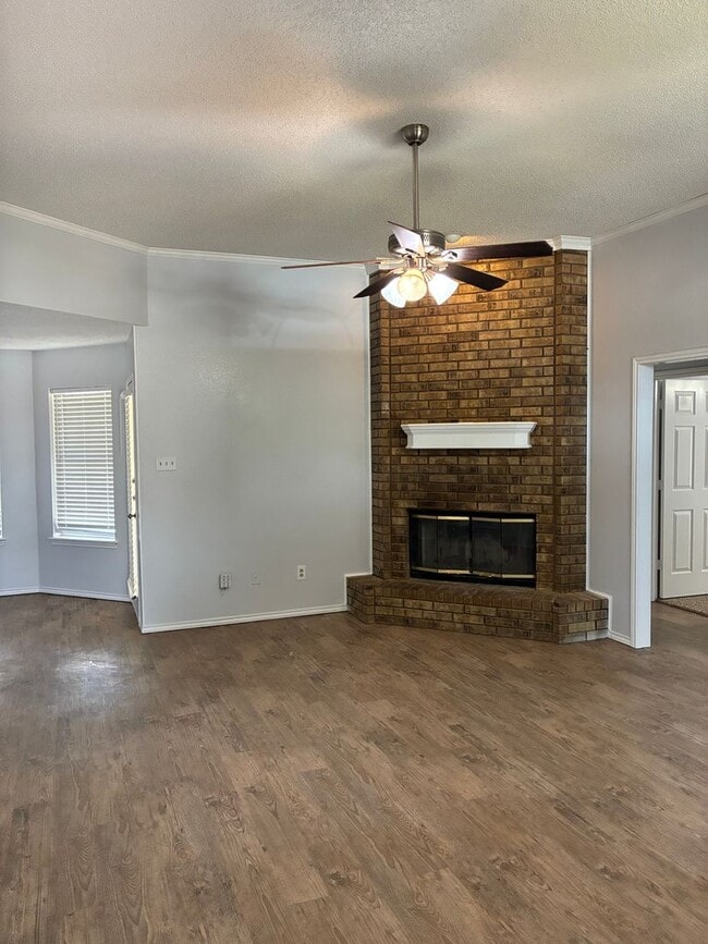Building Photo - 4 Bedroom House with New Flooring