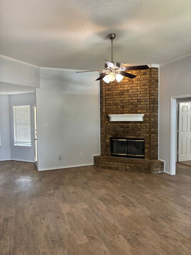 Foto del edificio - 4 Bedroom House with New Flooring