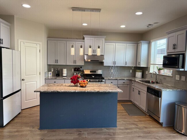Building Photo - Spectacular 5 BD* 2.5 BA* + Bonus Room Sin...