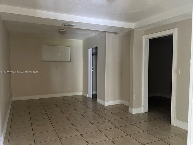 Building Photo - 5925 SW 87th Ave