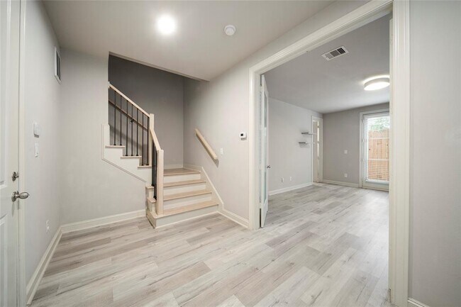 Foto del edificio - 409 W 17th St