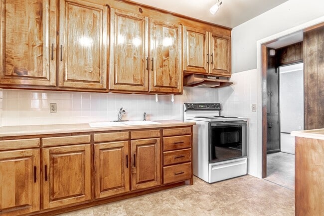 Building Photo - Classic Home in Rogers!