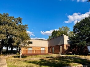 Building Photo - 2600 Arbor Dr