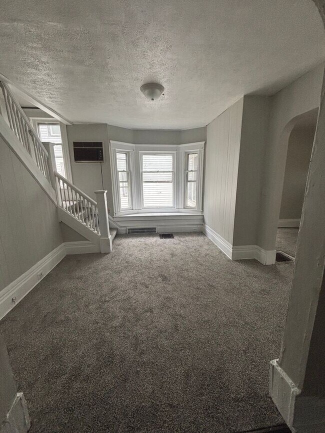 Foto del edificio - Stunning 4 beds 1 bath in Cleveland!
